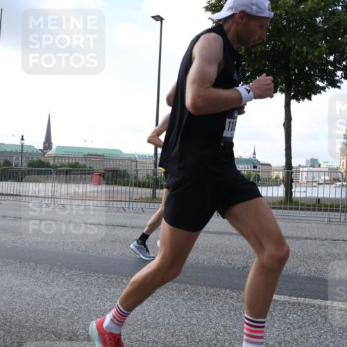 29.06.2025 - hella hamburg halbmarathon Lena Gebhardt http://msf.ph/oto/8275563 29.06.2025 09:45:20 Lombardsbrücke 57, 1758, 1827, 1990, 2689, 2746, 3043, 3201, 4050, 4129, 4698, 4749, 5070, 5269, 5328, 5367, 5746, 5826, 6358, 6619, 6781, 7272, 7389, 7481, 7651, 7723, 8209, 8883, 9137, 9381, 9571, 9634, 10017, 10156, 10171, 10486, 10848, 11169, 11413, 11857, 12049, 12234, 12287, 12595, 12691, 12900, 12988, 13838, 13956, 14028, 14140, 14164, 14289, 15672, 15883, 16157, 16377, 16508, 16713, 16818, 17428 meine-sportfotos.de