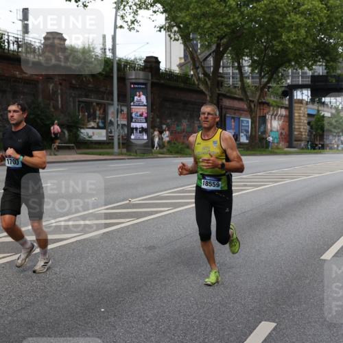 29.06.2025 - hella hamburg halbmarathon Yannick Fuchs http://msf.ph/oto/8275575 29.06.2025 10:37:14 20KM 1353, 1675, 1700, 1735, 2233, 4235, 5011, 5124, 5436, 5477, 7035, 7448, 7734, 7765, 7865, 9364, 9371, 9534, 9833, 10216, 10469, 11907, 12839, 13446, 14226, 14447, 14560, 14813, 15095, 15175, 15255, 15297, 15301, 15328, 15535, 15851, 16295, 16333, 16660, 16677, 17000, 17177, 17733, 17911, 18004, 18275, 18304, 18559, 18632, 18659, 18680, 18987 meine-sportfotos.de