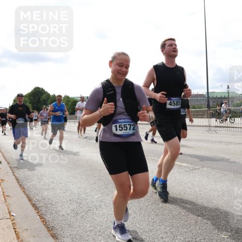29.06.2025 - hella hamburg halbmarathon Lena Gebhardt http://msf.ph/oto/8275578 29.06.2025 10:20:16 Lombardsbrücke 18114, 15572, 4585, 659, 1011, 1046, 1069, 1110, 1115, 1154, 1471, 1474, 2064, 2478, 2918, 3278, 3434, 3733, 3842, 4154, 4166, 4539, 4585, 4614, 4737, 4739, 5181, 5397, 5556, 5659, 5811, 5812, 5831, 5937, 6872, 6874, 6951, 7018, 7101, 7131, 7137, 7519, 7739, 7744, 7808, 7917, 8025, 8387, 8462, 8588, 8738, 9136, 9196, 9722, 9735, 9873, 10041, 10414, 10550, 10595, 10613, 10622, 10647, 10701, 10754, 11028, 11036, 11603, 11835 meine-sportfotos.de
