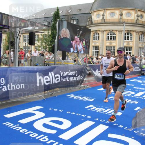 29.06.2025 - hella hamburg halbmarathon Michael Strokosch http://msf.ph/oto/8275638 29.06.2025 10:53:48 Ziel 1422, 2058, 2082, 2518, 5399, 5607, 6260, 6877, 7177, 8285, 8335, 9922, 10529, 10895, 11588, 11589, 11604, 14702, 14818, 15441, 15502, 16092, 17482, 17740, 18143, 18249, 18487, 18514, 18759 meine-sportfotos.de
