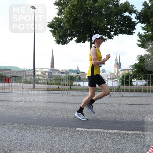 29.06.2025 - hella hamburg halbmarathon Lena Gebhardt http://msf.ph/oto/8275653 29.06.2025 09:45:20 Lombardsbrücke 57, 1758, 1827, 1990, 2689, 2746, 3043, 3201, 4050, 4129, 4698, 4749, 5070, 5269, 5328, 5367, 5746, 5826, 6358, 6619, 6781, 7272, 7389, 7481, 7651, 7723, 8209, 8883, 9137, 9381, 9571, 9634, 10017, 10156, 10171, 10486, 10848, 11169, 11413, 11857, 12049, 12234, 12287, 12595, 12691, 12900, 12988, 13838, 13956, 14028, 14140, 14164, 14289, 15672, 15883, 16157, 16377, 16508, 16713, 16818, 17428 meine-sportfotos.de