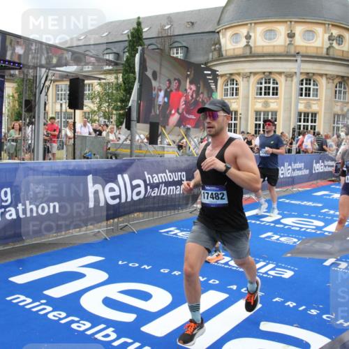 29.06.2025 - hella hamburg halbmarathon Michael Strokosch http://msf.ph/oto/8275702 29.06.2025 10:53:48 Ziel 1422, 2058, 2082, 2518, 5399, 5607, 6260, 6877, 7177, 8285, 8335, 9922, 10529, 10895, 11588, 11589, 11604, 14702, 14818, 15441, 15502, 16092, 17482, 17740, 18143, 18249, 18487, 18514, 18759 meine-sportfotos.de