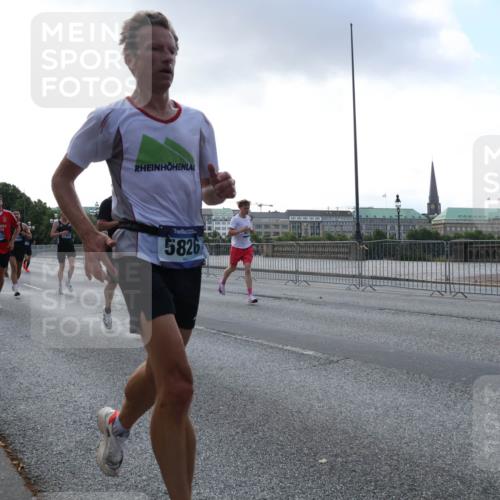 29.06.2025 - hella hamburg halbmarathon Lena Gebhardt http://msf.ph/oto/8275717 29.06.2025 09:45:21 Lombardsbrücke 14020, 5826, 57, 1758, 1827, 1990, 2689, 2746, 3043, 3201, 4050, 4129, 4679, 4698, 4749, 5070, 5269, 5328, 5367, 5746, 5826, 6358, 6619, 6781, 7272, 7389, 7481, 7651, 7723, 8209, 8883, 9137, 9381, 9571, 9634, 10017, 10156, 10171, 10486, 10848, 11169, 11413, 11857, 12049, 12234, 12595, 12691, 12900, 12988, 13618, 13838, 14028, 14140, 14164, 14289, 15672, 15883, 16157, 16377, 16508, 16713, 16818, 17428 meine-sportfotos.de