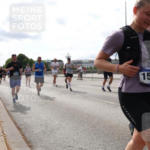 29.06.2025 - hella hamburg halbmarathon Lena Gebhardt http://msf.ph/oto/8275730 29.06.2025 10:20:17 Lombardsbrücke 18114, 5991, 15619, 155, 1011, 1046, 1069, 1110, 1115, 1154, 1471, 1474, 2064, 2478, 3278, 3434, 3733, 3842, 4154, 4166, 4422, 4539, 4585, 4614, 4737, 4739, 5181, 5397, 5556, 5659, 5811, 5812, 5831, 5937, 6872, 6874, 6951, 7018, 7101, 7131, 7137, 7519, 7739, 7744, 7808, 8025, 8387, 8462, 8588, 8738, 9136, 9196, 9722, 9735, 9873, 10041, 10414, 10550, 10595, 10613, 10622, 10647, 10701, 10754, 11028, 11036, 11603, 11835 meine-sportfotos.de
