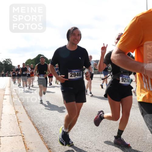 29.06.2025 - hella hamburg halbmarathon Lena Gebhardt http://msf.ph/oto/8275789 29.06.2025 09:57:47 Lombardsbrücke 8176, 2946, 9214, 1183, 1030, 1086, 1094, 1193, 1258, 1320, 1321, 1335, 1422, 1563, 1870, 2119, 2138, 2252, 2397, 2444, 2448, 2488, 2612, 2855, 2946, 3048, 3058, 3091, 3096, 3103, 3114, 3251, 3698, 3999, 4261, 4299, 4379, 4558, 4986, 5018, 5024, 5032, 5305, 5633, 5672, 5775, 5820, 5907, 6125, 6355, 6356, 6374, 6569, 6580, 6585, 6628, 6754, 6762, 6776, 6795, 6942, 7065, 7134, 7221, 7397, 7478, 7594, 7646, 7742, 7930, 7932, 7952, 7973, 7976, 10191 meine-sportfotos.de