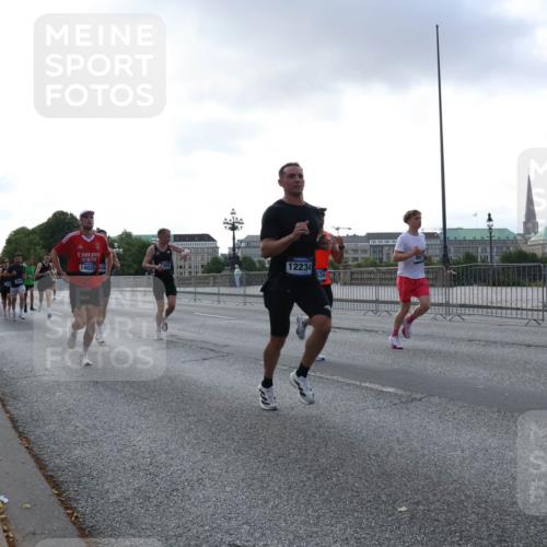 29.06.2025 - hella hamburg halbmarathon Lena Gebhardt http://msf.ph/oto/8275917 29.06.2025 09:45:22 Lombardsbrücke 14028, 12234, 634, 57, 1707, 1758, 1827, 1990, 2689, 2746, 3043, 3201, 4050, 4129, 4679, 4698, 4749, 5070, 5269, 5328, 5367, 5746, 5826, 6358, 6619, 6781, 7272, 7389, 7481, 7651, 7723, 8209, 8883, 9137, 9381, 9571, 9634, 10017, 10171, 10486, 10848, 11169, 11413, 11857, 12049, 12234, 12595, 12691, 12900, 12988, 13066, 13618, 13838, 14028, 14140, 14164, 14289, 15672, 15883, 16157, 16377, 16508, 16713, 16818, 17428 meine-sportfotos.de