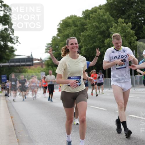 29.06.2025 - hella hamburg halbmarathon Jannik Wohlers http://msf.ph/oto/8275927 29.06.2025 10:34:24 Lombardsbrücke 1025, 2355, 3130, 3420, 4884, 5453, 6310, 6335, 6379, 6843, 7020, 7299, 7386, 7733, 8369, 8793, 9122, 9164, 9248, 9448, 9514, 10335, 10464, 10606, 10674, 11122, 11245, 11646, 12019, 12164, 12236, 12382, 12764, 13311, 13416, 13471, 13473, 14273, 14527, 15310, 15380, 15477, 15984, 16311, 16471, 17412, 18892 meine-sportfotos.de