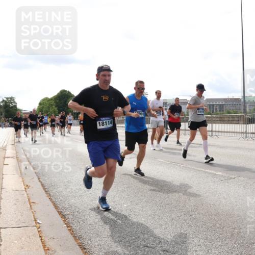 29.06.2025 - hella hamburg halbmarathon Lena Gebhardt http://msf.ph/oto/8275969 29.06.2025 10:20:18 Lombardsbrücke 18114, 991, 15619, 1011, 1046, 1069, 1110, 1115, 1154, 1471, 1474, 2064, 2478, 3278, 3434, 3733, 3842, 4154, 4166, 4422, 4539, 4585, 4614, 4737, 4739, 5181, 5397, 5556, 5659, 5811, 5812, 5831, 5937, 6874, 6951, 7018, 7101, 7131, 7137, 7519, 7739, 7744, 7808, 8025, 8387, 8462, 8588, 8738, 9136, 9196, 9722, 9735, 9873, 10041, 10414, 10550, 10595, 10613, 10622, 10647, 10701, 10754, 11028, 11036, 11603, 11835 meine-sportfotos.de