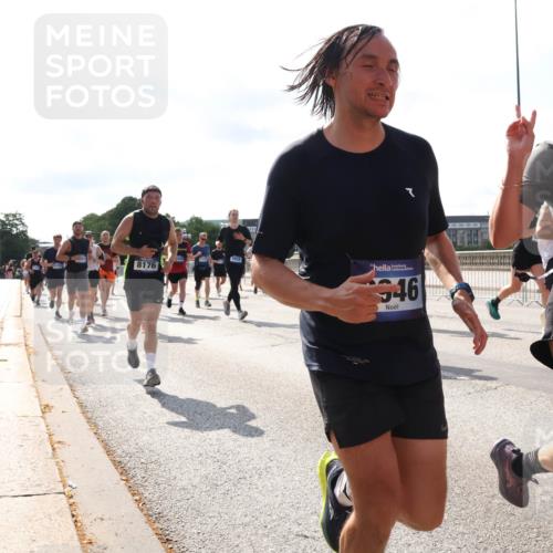 29.06.2025 - hella hamburg halbmarathon Lena Gebhardt http://msf.ph/oto/8275970 29.06.2025 09:57:47 Lombardsbrücke 3058, 8176, 46, 9214, 1030, 1086, 1094, 1193, 1258, 1320, 1321, 1335, 1422, 1563, 1870, 2119, 2138, 2252, 2397, 2444, 2448, 2488, 2612, 2855, 2946, 3048, 3058, 3091, 3096, 3103, 3114, 3251, 3698, 3999, 4261, 4299, 4379, 4558, 4986, 5018, 5024, 5032, 5305, 5633, 5672, 5775, 5820, 5907, 6125, 6355, 6356, 6374, 6569, 6580, 6585, 6628, 6754, 6762, 6776, 6795, 6942, 7065, 7134, 7221, 7397, 7478, 7594, 7646, 7742, 7930, 7932, 7952, 7973, 7976, 10191 meine-sportfotos.de