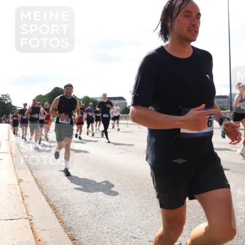 29.06.2025 - hella hamburg halbmarathon Lena Gebhardt http://msf.ph/oto/8276002 29.06.2025 09:57:48 Lombardsbrücke 8176, 1030, 1086, 1094, 1193, 1258, 1320, 1321, 1335, 1422, 1563, 1870, 2119, 2138, 2252, 2397, 2444, 2448, 2488, 2612, 2855, 2946, 3048, 3058, 3091, 3096, 3103, 3114, 3251, 3698, 3999, 4261, 4299, 4379, 4558, 4986, 5018, 5024, 5032, 5305, 5633, 5672, 5775, 5820, 5907, 6125, 6355, 6356, 6374, 6569, 6580, 6585, 6628, 6754, 6762, 6776, 6795, 6942, 7065, 7134, 7221, 7397, 7478, 7509, 7594, 7646, 7742, 7930, 7932, 7952, 7973, 7976, 10191 meine-sportfotos.de