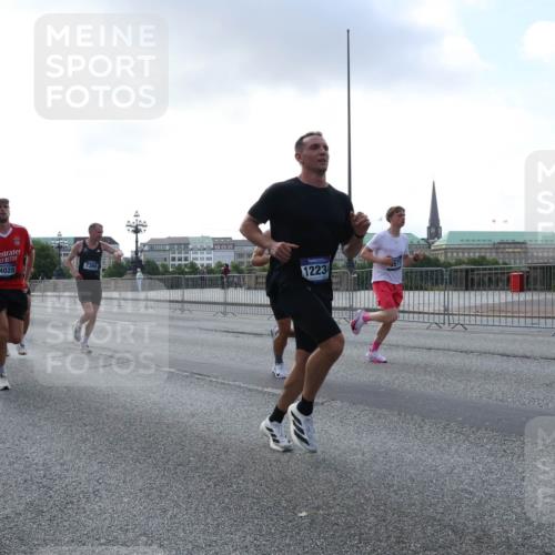 29.06.2025 - hella hamburg halbmarathon Lena Gebhardt http://msf.ph/oto/8276009 29.06.2025 09:45:22 Lombardsbrücke 7481, 14028, 7389, 1223, 57, 1707, 1758, 1827, 1990, 2689, 2746, 3043, 3201, 4050, 4129, 4679, 4698, 4749, 5070, 5269, 5328, 5367, 5746, 5826, 6358, 6619, 6781, 7272, 7389, 7481, 7651, 7723, 8209, 8883, 9137, 9381, 9571, 9634, 10017, 10171, 10486, 10848, 11169, 11413, 11857, 12049, 12234, 12595, 12691, 12900, 12988, 13066, 13618, 13838, 14028, 14140, 14164, 14289, 15672, 15883, 16157, 16377, 16508, 16713, 16818, 17428 meine-sportfotos.de