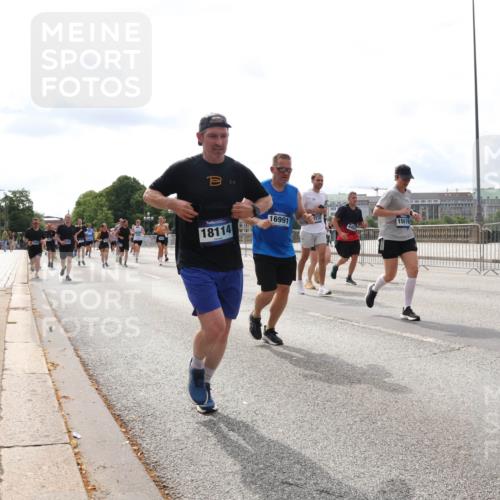 29.06.2025 - hella hamburg halbmarathon Lena Gebhardt http://msf.ph/oto/8276020 29.06.2025 10:20:18 Lombardsbrücke 18114, 16991, 15619, 1011, 1046, 1069, 1110, 1115, 1154, 1471, 1474, 2064, 2478, 3278, 3434, 3733, 3842, 4154, 4166, 4422, 4539, 4585, 4614, 4737, 4739, 5181, 5397, 5556, 5659, 5811, 5812, 5831, 5937, 6874, 6951, 7018, 7101, 7131, 7137, 7519, 7739, 7744, 7808, 8025, 8387, 8462, 8588, 8738, 9136, 9196, 9722, 9735, 9873, 10041, 10414, 10550, 10595, 10613, 10622, 10647, 10701, 10754, 11028, 11036, 11603, 11835 meine-sportfotos.de