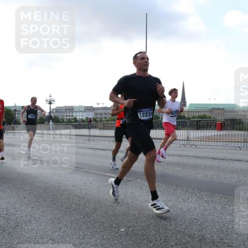 29.06.2025 - hella hamburg halbmarathon Lena Gebhardt http://msf.ph/oto/8276044 29.06.2025 09:45:22 Lombardsbrücke 14028, 7389, 12234, 9571, 57, 1707, 1758, 1827, 1990, 2689, 2746, 3043, 3201, 4050, 4129, 4679, 4698, 4749, 5070, 5269, 5328, 5367, 5746, 5826, 6358, 6619, 6781, 7272, 7389, 7481, 7651, 7723, 8209, 8883, 9137, 9381, 9571, 9634, 10017, 10171, 10486, 10848, 11169, 11413, 11857, 12049, 12234, 12595, 12691, 12900, 12988, 13066, 13618, 13838, 14028, 14140, 14164, 14289, 15672, 15883, 16157, 16377, 16508, 16713, 16818, 17428 meine-sportfotos.de