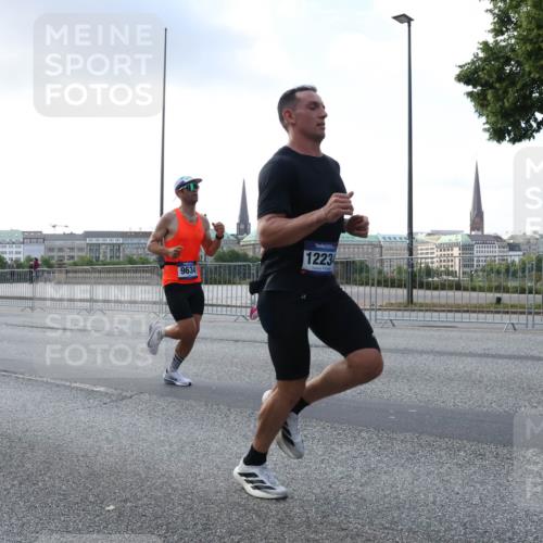 29.06.2025 - hella hamburg halbmarathon Lena Gebhardt http://msf.ph/oto/8276090 29.06.2025 09:45:22 Lombardsbrücke 7389, 9634, 1223, 57, 1707, 1758, 1827, 1990, 2689, 2746, 3043, 3201, 4050, 4129, 4679, 4698, 4749, 5070, 5269, 5328, 5367, 5746, 5826, 6358, 6619, 6781, 7272, 7389, 7481, 7651, 7723, 8209, 8883, 9137, 9381, 9571, 9634, 10017, 10171, 10486, 10848, 11169, 11413, 11857, 12049, 12234, 12595, 12691, 12900, 12988, 13066, 13618, 13838, 14028, 14140, 14164, 14289, 15672, 15883, 16157, 16377, 16508, 16713, 16818, 17428 meine-sportfotos.de