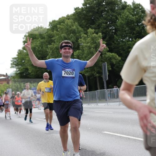 29.06.2025 - hella hamburg halbmarathon Jannik Wohlers http://msf.ph/oto/8276114 29.06.2025 10:34:25 Lombardsbrücke 1025, 2355, 3130, 3420, 4884, 5453, 6310, 6335, 6379, 6843, 7020, 7299, 7386, 8369, 8793, 9122, 9164, 9248, 9448, 9514, 10335, 10464, 10606, 11122, 11245, 11646, 12019, 12164, 12236, 12382, 12555, 12764, 13311, 13416, 13471, 13473, 14273, 14527, 15310, 15380, 15477, 15984, 16311, 16471, 17412, 18892 meine-sportfotos.de
