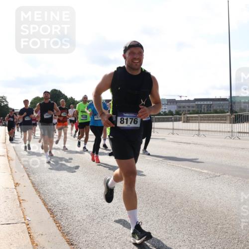 29.06.2025 - hella hamburg halbmarathon Lena Gebhardt http://msf.ph/oto/8276217 29.06.2025 09:57:49 Lombardsbrücke 14914, 16009, 157, 8176, 17682, 1030, 1086, 1094, 1193, 1258, 1320, 1321, 1335, 1422, 1563, 1870, 2138, 2252, 2397, 2444, 2448, 2488, 2612, 2855, 2946, 3048, 3058, 3091, 3096, 3103, 3114, 3251, 3698, 3999, 4261, 4299, 4379, 4558, 4986, 5018, 5024, 5032, 5305, 5633, 5672, 5775, 5820, 5907, 6125, 6355, 6356, 6374, 6569, 6580, 6585, 6628, 6754, 6776, 6795, 6942, 7065, 7134, 7221, 7397, 7478, 7509, 7594, 7646, 7742, 7930, 7932, 7952, 7973, 7976, 10191 meine-sportfotos.de