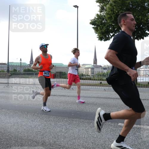 29.06.2025 - hella hamburg halbmarathon Lena Gebhardt http://msf.ph/oto/8276241 29.06.2025 09:45:23 Lombardsbrücke 9634, 57, 1707, 1758, 1827, 1990, 2689, 2746, 3043, 3201, 4050, 4129, 4679, 4698, 4749, 5070, 5269, 5328, 5746, 5826, 6358, 6619, 6781, 7272, 7389, 7481, 7651, 7723, 8209, 8883, 9137, 9381, 9571, 9634, 10017, 10171, 10486, 10848, 10876, 11169, 11413, 11857, 12049, 12234, 12595, 12691, 12900, 12988, 13066, 13618, 13838, 14028, 14140, 14164, 14289, 15672, 15883, 16157, 16508, 16713, 16818, 17428 meine-sportfotos.de