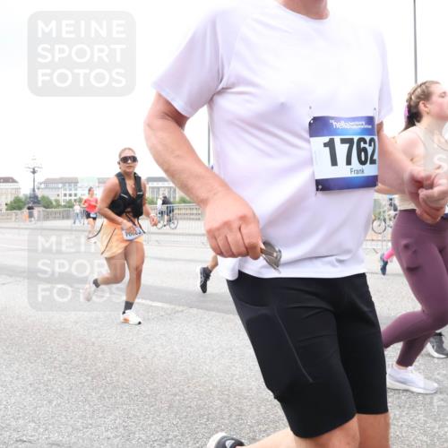 29.06.2025 - hella hamburg halbmarathon Lena Gebhardt http://msf.ph/oto/8276290 29.06.2025 10:54:42 Lombardsbrücke 4971, 6, 3, 1762, 521, 62, 1198, 1762, 1822, 1949, 2084, 2244, 2532, 2566, 2586, 2632, 3002, 3364, 3761, 3795, 3857, 4191, 4192, 4720, 4971, 5157, 5185, 5216, 5309, 5392, 5500, 5514, 5727, 5882, 5933, 5993, 6023, 6279, 6839, 6982, 7498, 7670, 7874, 7946, 7986, 8012, 8186, 8801, 8803, 9130, 9521, 9596, 10109, 10331, 10471, 11033, 11226, 11287, 11354, 11567, 11569, 12240, 12268, 12270, 12930, 13272, 13283, 13944, 13945, 13979, 13980 meine-sportfotos.de