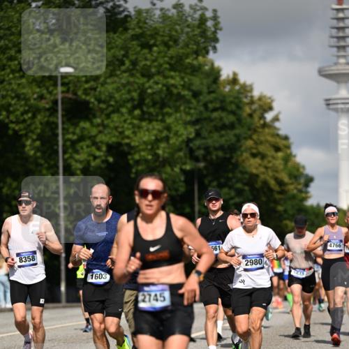 29.06.2025 - hella hamburg halbmarathon Dr. Thomas Lammeyer http://msf.ph/oto/8276340 29.06.2025 09:52:56 Kennedybrücke 1603, 2044, 2707, 2745, 2750, 2849, 2980, 3014, 3116, 3136, 4148, 4766, 5050, 5124, 5648, 6149, 6771, 7035, 7109, 7229, 8358, 8465, 9686, 9914, 10369, 11177 meine-sportfotos.de