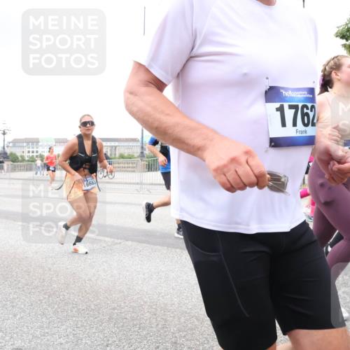 29.06.2025 - hella hamburg halbmarathon Lena Gebhardt http://msf.ph/oto/8276383 29.06.2025 10:54:42 Lombardsbrücke 4971, 6683, 1762, 216, 62, 1198, 1762, 1822, 1949, 2084, 2244, 2532, 2566, 2586, 2632, 3002, 3364, 3761, 3795, 3857, 4191, 4192, 4720, 4971, 5157, 5185, 5216, 5309, 5392, 5500, 5514, 5727, 5882, 5933, 5993, 6023, 6279, 6839, 6982, 7498, 7670, 7874, 7946, 7986, 8012, 8186, 8801, 8803, 9130, 9521, 9596, 10109, 10331, 10471, 11033, 11226, 11287, 11354, 11567, 11569, 12240, 12268, 12270, 12930, 13272, 13283, 13944, 13945, 13979, 13980 meine-sportfotos.de
