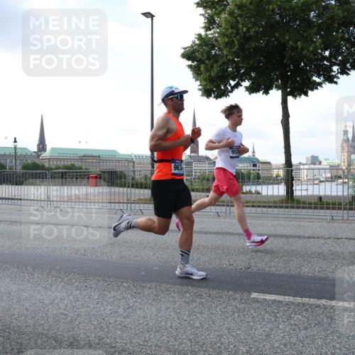 29.06.2025 - hella hamburg halbmarathon Lena Gebhardt http://msf.ph/oto/8276409 29.06.2025 09:45:23 Lombardsbrücke 963, 95, 57, 1707, 1758, 1827, 1990, 2689, 2746, 3043, 3201, 4050, 4129, 4679, 4698, 4749, 5070, 5269, 5328, 5746, 5826, 6358, 6619, 6781, 7272, 7389, 7481, 7651, 7723, 8209, 8883, 9137, 9381, 9571, 9634, 10017, 10171, 10486, 10848, 10876, 11169, 11413, 11857, 12049, 12234, 12595, 12691, 12900, 12988, 13066, 13618, 13838, 14028, 14140, 14164, 14289, 15672, 15883, 16157, 16508, 16713, 16818, 17428 meine-sportfotos.de