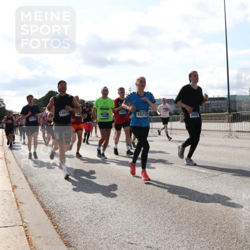 29.06.2025 - hella hamburg halbmarathon Lena Gebhardt http://msf.ph/oto/8276463 29.06.2025 09:57:49 Lombardsbrücke 14914, 16980, 16008, 16750, 16009, 15712, 3058, 1030, 1086, 1094, 1193, 1258, 1320, 1321, 1335, 1422, 1563, 1870, 2138, 2252, 2397, 2444, 2448, 2488, 2612, 2855, 2946, 3048, 3058, 3091, 3096, 3103, 3114, 3251, 3698, 3999, 4261, 4299, 4379, 4558, 4986, 5018, 5024, 5032, 5305, 5633, 5672, 5775, 5820, 5907, 6125, 6355, 6356, 6374, 6569, 6580, 6585, 6628, 6754, 6776, 6795, 6942, 7065, 7134, 7221, 7397, 7478, 7509, 7594, 7646, 7742, 7930, 7932, 7952, 7973, 7976, 10191 meine-sportfotos.de