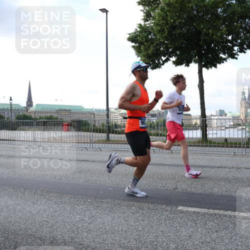 29.06.2025 - hella hamburg halbmarathon Lena Gebhardt http://msf.ph/oto/8276524 29.06.2025 09:45:23 Lombardsbrücke 963, 957, 57, 1707, 1758, 1827, 1990, 2689, 2746, 3043, 3201, 4050, 4129, 4679, 4698, 4749, 5070, 5269, 5328, 5746, 5826, 6358, 6619, 6781, 7272, 7389, 7481, 7651, 7723, 8209, 8883, 9137, 9381, 9571, 9634, 10017, 10171, 10486, 10848, 10876, 11169, 11413, 11857, 12049, 12234, 12595, 12691, 12900, 12988, 13066, 13618, 13838, 14028, 14140, 14164, 14289, 15672, 15883, 16157, 16508, 16713, 16818, 17428 meine-sportfotos.de