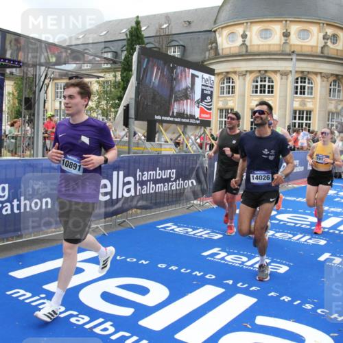 29.06.2025 - hella hamburg halbmarathon Michael Strokosch http://msf.ph/oto/8276559 29.06.2025 10:53:57 Ziel 1706, 1870, 2432, 6260, 6481, 7395, 7918, 7973, 9922, 10891, 11789, 12413, 13032, 13869, 14026, 14175, 15502, 16477, 16538, 18418, 18487, 18759, 18831, 18879, 18915, 19177 meine-sportfotos.de