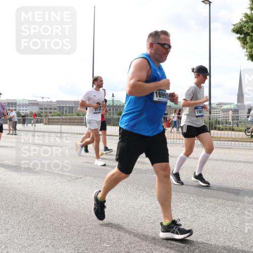 29.06.2025 - hella hamburg halbmarathon Lena Gebhardt http://msf.ph/oto/8276564 29.06.2025 10:20:19 Lombardsbrücke 14564, 9735, 16991, 1561, 1011, 1046, 1069, 1110, 1115, 1154, 1471, 1474, 2064, 2478, 3278, 3434, 3733, 3842, 4154, 4166, 4422, 4539, 4585, 4614, 4737, 4739, 5181, 5397, 5556, 5659, 5811, 5812, 5831, 5937, 6951, 7018, 7101, 7131, 7137, 7519, 7739, 7744, 7808, 8025, 8387, 8462, 8588, 8738, 9136, 9196, 9722, 9735, 9873, 10041, 10414, 10550, 10595, 10613, 10622, 10647, 10701, 10754, 11028, 11036, 11603, 11835 meine-sportfotos.de
