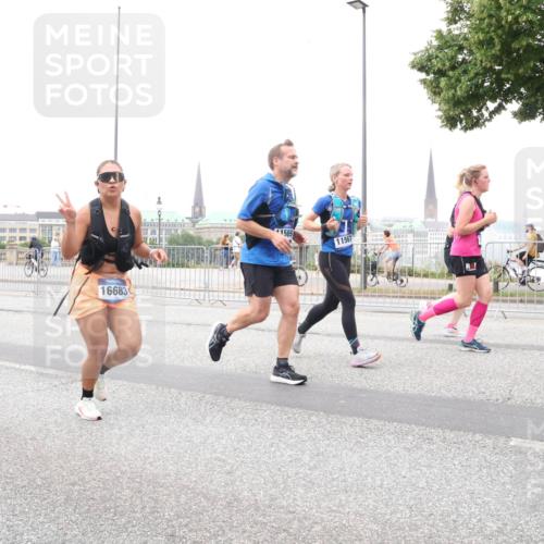 29.06.2025 - hella hamburg halbmarathon Lena Gebhardt http://msf.ph/oto/8276590 29.06.2025 10:54:43 Lombardsbrücke 16683, 41569, 11567, 1198, 1762, 1822, 1949, 2084, 2244, 2532, 2566, 2586, 2632, 3002, 3364, 3761, 3795, 3857, 4191, 4192, 4720, 4971, 5157, 5185, 5216, 5309, 5392, 5500, 5727, 5882, 5933, 5993, 6023, 6279, 6839, 6982, 7498, 7670, 7874, 7946, 7986, 8012, 8186, 8801, 8803, 9130, 9521, 9596, 10109, 10331, 10471, 10686, 11033, 11226, 11287, 11354, 11567, 11569, 12240, 12268, 12270, 12930, 13272, 13283, 13944, 13945, 13979, 13980 meine-sportfotos.de
