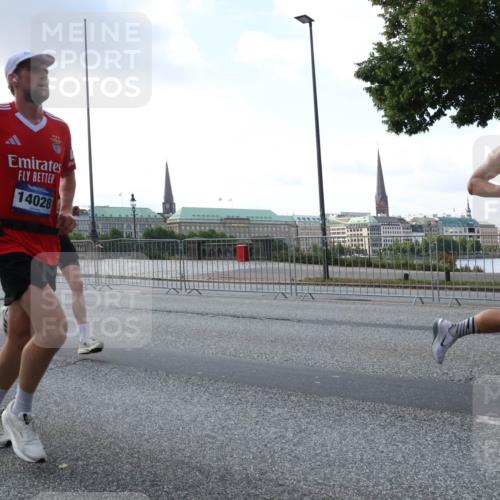 29.06.2025 - hella hamburg halbmarathon Lena Gebhardt http://msf.ph/oto/8276619 29.06.2025 09:45:23 Lombardsbrücke 18099, 14028, 963, 57, 1707, 1758, 1827, 1990, 2689, 2746, 3043, 3201, 4050, 4129, 4679, 4698, 4749, 5070, 5269, 5328, 5746, 5826, 6358, 6619, 6781, 7272, 7389, 7481, 7651, 7723, 8209, 8883, 9137, 9381, 9571, 9634, 10017, 10171, 10486, 10848, 10876, 11169, 11413, 11857, 12049, 12234, 12595, 12691, 12900, 12988, 13066, 13618, 13838, 14028, 14140, 14164, 14289, 15672, 15883, 16157, 16508, 16713, 16818, 17428 meine-sportfotos.de