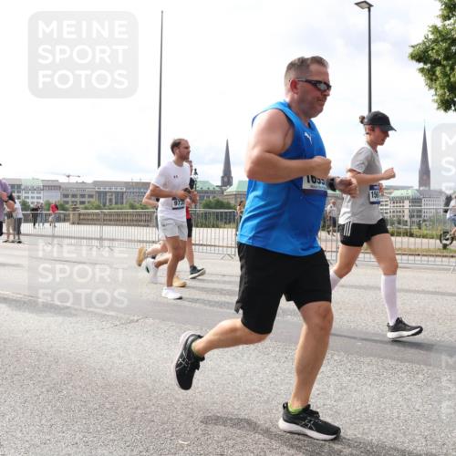 29.06.2025 - hella hamburg halbmarathon Lena Gebhardt http://msf.ph/oto/8276638 29.06.2025 10:20:19 Lombardsbrücke 14564, 9735, 10, 156, 1011, 1046, 1069, 1110, 1115, 1154, 1471, 1474, 2064, 2478, 3278, 3434, 3733, 3842, 4154, 4166, 4422, 4539, 4585, 4614, 4737, 4739, 5181, 5397, 5556, 5659, 5811, 5812, 5831, 5937, 6951, 7018, 7101, 7131, 7137, 7519, 7739, 7744, 7808, 8025, 8387, 8462, 8588, 8738, 9136, 9196, 9722, 9735, 9873, 10041, 10414, 10550, 10595, 10613, 10622, 10647, 10701, 10754, 11028, 11036, 11603, 11835 meine-sportfotos.de