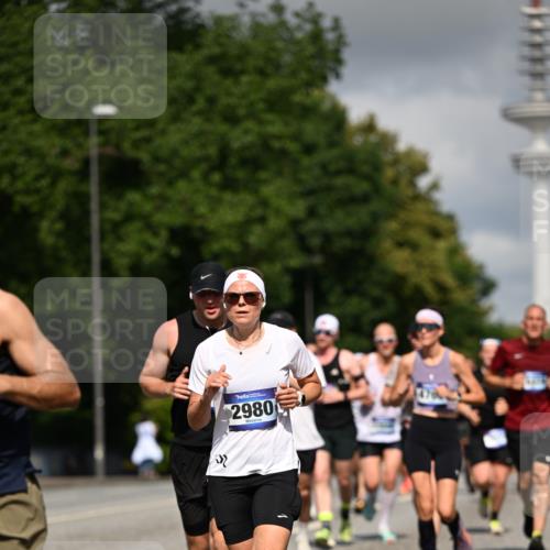 29.06.2025 - hella hamburg halbmarathon Dr. Thomas Lammeyer http://msf.ph/oto/8276654 29.06.2025 09:52:58 Kennedybrücke 1603, 2044, 2707, 2745, 2750, 2849, 2980, 3014, 3116, 3136, 3282, 4148, 4766, 5050, 5124, 5648, 6149, 6771, 7035, 7109, 7229, 8358, 8465, 9686, 9914, 11177 meine-sportfotos.de