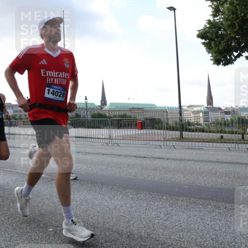 29.06.2025 - hella hamburg halbmarathon Lena Gebhardt http://msf.ph/oto/8276682 29.06.2025 09:45:23 Lombardsbrücke 18099, 14028, 57, 1707, 1758, 1827, 1990, 2689, 2746, 3043, 3201, 4050, 4129, 4679, 4698, 4749, 5070, 5269, 5328, 5746, 5826, 6358, 6619, 6781, 7272, 7389, 7481, 7651, 7723, 8209, 8883, 9137, 9381, 9571, 9634, 10017, 10171, 10486, 10848, 10876, 11169, 11413, 11857, 12049, 12234, 12595, 12691, 12900, 12988, 13066, 13618, 13838, 14028, 14140, 14164, 14289, 15672, 15883, 16157, 16508, 16713, 16818, 17428 meine-sportfotos.de
