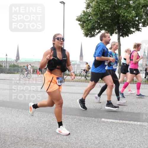 29.06.2025 - hella hamburg halbmarathon Lena Gebhardt http://msf.ph/oto/8276763 29.06.2025 10:54:43 Lombardsbrücke 166, 115, 115, 1198, 1762, 1822, 1949, 2084, 2244, 2532, 2566, 2586, 2632, 3002, 3364, 3761, 3795, 3857, 4191, 4192, 4720, 4971, 5157, 5185, 5216, 5309, 5392, 5500, 5727, 5882, 5933, 5993, 6023, 6279, 6839, 6982, 7498, 7670, 7874, 7946, 7986, 8012, 8186, 8801, 8803, 9130, 9521, 9596, 10109, 10331, 10471, 10686, 11033, 11226, 11287, 11354, 11567, 11569, 12240, 12268, 12270, 12930, 13272, 13283, 13944, 13945, 13979, 13980 meine-sportfotos.de