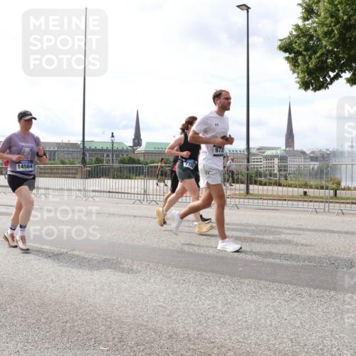 29.06.2025 - hella hamburg halbmarathon Lena Gebhardt http://msf.ph/oto/8276803 29.06.2025 10:20:20 Lombardsbrücke 9136, 14564, 7739, 9735, 1011, 1046, 1069, 1110, 1115, 1154, 1471, 1474, 2064, 2478, 3278, 3434, 3733, 3842, 4154, 4166, 4422, 4539, 4585, 4614, 4737, 4739, 4754, 4869, 5181, 5397, 5556, 5659, 5811, 5812, 5831, 5937, 6951, 7018, 7101, 7131, 7137, 7519, 7739, 7744, 7808, 8025, 8387, 8462, 8588, 8738, 9136, 9196, 9722, 9735, 9873, 10041, 10414, 10550, 10595, 10613, 10622, 10647, 10701, 10754, 11028, 11036, 11603, 11835, 11995 meine-sportfotos.de