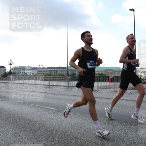 29.06.2025 - hella hamburg halbmarathon Lena Gebhardt http://msf.ph/oto/8276849 29.06.2025 09:45:24 Lombardsbrücke 14395, 18099, 57, 1707, 1758, 1827, 1990, 2689, 2746, 3043, 3201, 4050, 4129, 4679, 4698, 4749, 5070, 5269, 5328, 5746, 5826, 6358, 6619, 6781, 7272, 7389, 7481, 7651, 7723, 8190, 8209, 8883, 9137, 9381, 9571, 9634, 10017, 10171, 10486, 10848, 10876, 11120, 11169, 11413, 11857, 12049, 12234, 12308, 12595, 12691, 12900, 12988, 13066, 13618, 13838, 14028, 14140, 14164, 14289, 15672, 15883, 16157, 16508, 16713, 16818, 17428 meine-sportfotos.de