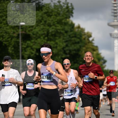 29.06.2025 - hella hamburg halbmarathon Dr. Thomas Lammeyer http://msf.ph/oto/8276927 29.06.2025 09:53:01 Kennedybrücke 1343, 1603, 2044, 2707, 2745, 2750, 2849, 2980, 3014, 3116, 3136, 3282, 4148, 4766, 5050, 5648, 5889, 6149, 6771, 7035, 7109, 7229, 8358, 8370, 8465, 9264, 9296, 9686, 9914, 10930, 11177 meine-sportfotos.de