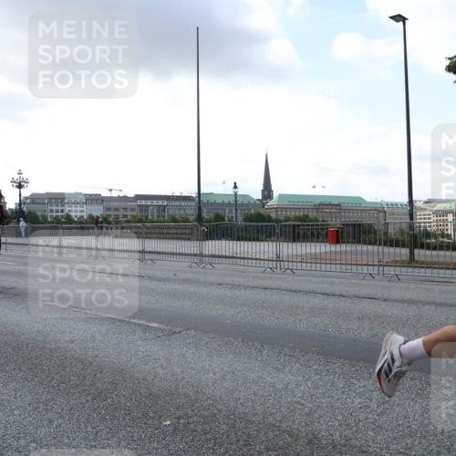 29.06.2025 - hella hamburg halbmarathon Lena Gebhardt http://msf.ph/oto/8276972 29.06.2025 09:45:24 Lombardsbrücke 17802, 14391, 57, 1707, 1758, 1827, 1990, 2689, 2746, 3043, 3201, 4050, 4129, 4679, 4698, 4749, 5070, 5269, 5328, 5746, 5826, 6358, 6619, 6781, 7272, 7389, 7481, 7651, 7723, 8190, 8209, 8883, 9137, 9381, 9571, 9634, 10017, 10171, 10486, 10848, 10876, 11120, 11169, 11413, 11857, 12049, 12234, 12308, 12595, 12691, 12900, 12988, 13066, 13618, 13838, 14028, 14140, 14164, 14289, 15672, 15883, 16157, 16508, 16713, 16818, 17428 meine-sportfotos.de