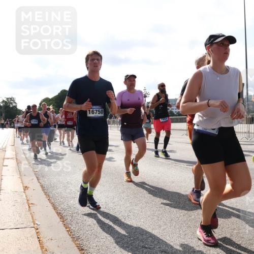 29.06.2025 - hella hamburg halbmarathon Lena Gebhardt http://msf.ph/oto/8277143 29.06.2025 09:57:51 Lombardsbrücke 11208, 16750, 7952, 12155, 154, 1086, 1094, 1179, 1193, 1258, 1320, 1321, 1335, 1422, 1563, 1870, 2138, 2252, 2397, 2417, 2444, 2448, 2488, 2612, 2855, 2946, 3048, 3058, 3091, 3096, 3114, 3251, 3698, 3999, 4261, 4299, 4379, 4814, 4986, 5018, 5024, 5032, 5305, 5633, 5672, 5775, 5820, 5907, 6125, 6355, 6356, 6374, 6569, 6580, 6585, 6628, 6754, 6776, 6795, 6942, 7065, 7134, 7221, 7397, 7478, 7509, 7594, 7646, 7724, 7742, 7930, 7932, 7952, 7973, 7976 meine-sportfotos.de