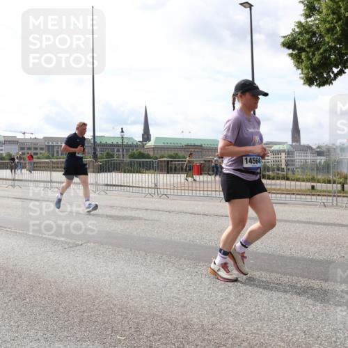 29.06.2025 - hella hamburg halbmarathon Lena Gebhardt http://msf.ph/oto/8277157 29.06.2025 10:20:21 Lombardsbrücke 14564, 1011, 1046, 1069, 1110, 1115, 1154, 1471, 1474, 2064, 2478, 3278, 3434, 3733, 3842, 4154, 4166, 4422, 4539, 4585, 4614, 4737, 4739, 4754, 4869, 5181, 5397, 5556, 5625, 5659, 5811, 5812, 5831, 5937, 6951, 7018, 7101, 7131, 7137, 7519, 7739, 7744, 7808, 8025, 8387, 8462, 8588, 8738, 9136, 9196, 9722, 9735, 9873, 10041, 10414, 10550, 10595, 10613, 10622, 10647, 10701, 10754, 11028, 11036, 11603, 11835, 11995 meine-sportfotos.de
