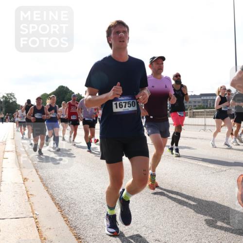 29.06.2025 - hella hamburg halbmarathon Lena Gebhardt http://msf.ph/oto/8277217 29.06.2025 09:57:52 Lombardsbrücke 11208, 7478, 6356, 16750, 148650, 577, 169, 1086, 1094, 1179, 1193, 1258, 1320, 1321, 1335, 1422, 1563, 1870, 2138, 2252, 2397, 2417, 2444, 2448, 2488, 2612, 2636, 2855, 2946, 3048, 3058, 3091, 3096, 3114, 3251, 3999, 4261, 4299, 4379, 4814, 4986, 5024, 5032, 5305, 5633, 5672, 5775, 5820, 5907, 6125, 6355, 6356, 6374, 6569, 6580, 6585, 6628, 6754, 6776, 6795, 6942, 7065, 7134, 7221, 7397, 7478, 7509, 7594, 7646, 7724, 7742, 7930, 7932, 7952, 7973, 7976 meine-sportfotos.de