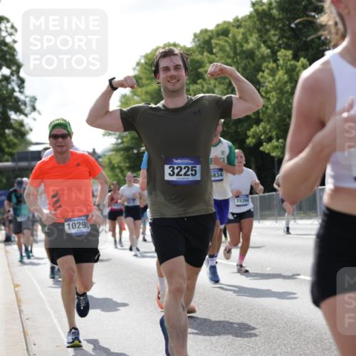 29.06.2025 - hella hamburg halbmarathon Jannik Wohlers http://msf.ph/oto/8277290 29.06.2025 10:02:15 Lombardsbrücke 1702, 1733, 2685, 2712, 2819, 3225, 3780, 3919, 5734, 6752, 7049, 7869, 7888, 8003, 8364, 8624, 8662, 8749, 9006, 9131, 9554, 9986, 10128, 10295, 10539, 11250, 11515, 11702, 11782, 11968, 12978, 13184, 13488, 13491, 13932, 14732, 15291, 15394, 15834, 15993, 16654, 17077, 17757, 17931, 17939, 18624, 19117, 19146, 19165, 19173, 19176 meine-sportfotos.de