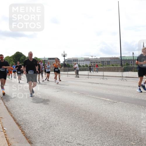 29.06.2025 - hella hamburg halbmarathon Lena Gebhardt http://msf.ph/oto/8277303 29.06.2025 10:20:21 Lombardsbrücke 3842, 10414, 7101, 10595, 1011, 1046, 1069, 1110, 1115, 1154, 1471, 1474, 2064, 2478, 3278, 3434, 3733, 3842, 4154, 4166, 4422, 4539, 4585, 4614, 4737, 4739, 4754, 4869, 5181, 5397, 5556, 5625, 5659, 5811, 5812, 5831, 5937, 6951, 7018, 7101, 7131, 7137, 7519, 7739, 7744, 7808, 8025, 8387, 8462, 8588, 8738, 9136, 9196, 9722, 9735, 9873, 10041, 10414, 10550, 10595, 10613, 10622, 10647, 10701, 10754, 11028, 11036, 11603, 11835, 11995 meine-sportfotos.de