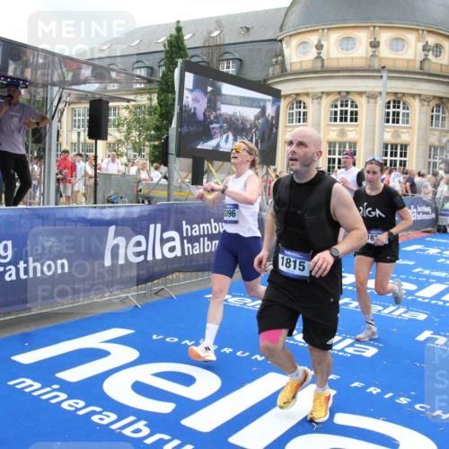 29.06.2025 - hella hamburg halbmarathon Michael Strokosch http://msf.ph/oto/8277366 29.06.2025 10:54:06 Ziel 1151, 1410, 1815, 2432, 3096, 3208, 3209, 6356, 6374, 6581, 8394, 9032, 11499, 11789, 12379, 13869, 16871, 17348, 18308 meine-sportfotos.de