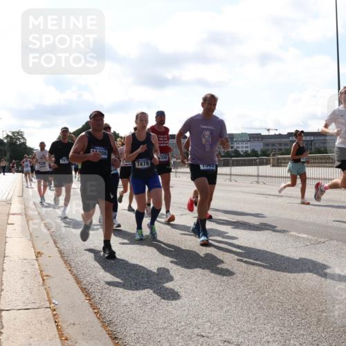 29.06.2025 - hella hamburg halbmarathon Lena Gebhardt http://msf.ph/oto/8277385 29.06.2025 09:57:53 Lombardsbrücke 208, 7976, 1870, 7478, 5356, 151349, 1303, 10860, 1086, 1094, 1179, 1193, 1258, 1320, 1321, 1335, 1422, 1563, 1870, 2070, 2138, 2252, 2397, 2417, 2444, 2448, 2488, 2612, 2636, 2711, 2855, 2946, 3048, 3058, 3091, 3096, 3114, 3251, 3999, 4261, 4379, 4814, 4986, 5024, 5032, 5305, 5633, 5672, 5775, 5820, 5907, 6125, 6355, 6356, 6374, 6569, 6580, 6585, 6628, 6754, 6776, 6795, 6942, 7065, 7134, 7221, 7397, 7409, 7478, 7509, 7594, 7646, 7724, 7742, 7930, 7932, 7952, 7973, 7976 meine-sportfotos.de