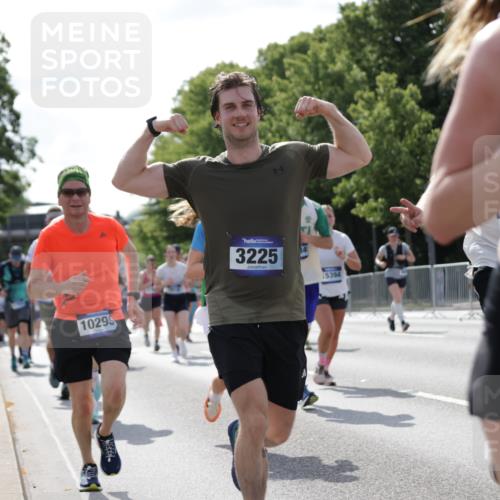 29.06.2025 - hella hamburg halbmarathon Jannik Wohlers http://msf.ph/oto/8277402 29.06.2025 10:02:15 Lombardsbrücke 1702, 1733, 2685, 2712, 2819, 3225, 3780, 3919, 5734, 6752, 7049, 7869, 7888, 8003, 8364, 8624, 8662, 8749, 9006, 9131, 9554, 9986, 10128, 10295, 10539, 11250, 11515, 11702, 11782, 11968, 12978, 13184, 13488, 13491, 13932, 14732, 15291, 15394, 15834, 15993, 16654, 17077, 17757, 17931, 17939, 18624, 19117, 19146, 19165, 19173, 19176 meine-sportfotos.de