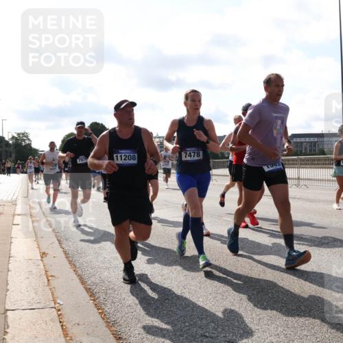 29.06.2025 - hella hamburg halbmarathon Lena Gebhardt http://msf.ph/oto/8277449 29.06.2025 09:57:53 Lombardsbrücke 1870, 7976, 11208, 7478, 15134, 1086, 1094, 1179, 1193, 1258, 1320, 1321, 1335, 1422, 1563, 1870, 2070, 2138, 2252, 2397, 2417, 2444, 2448, 2488, 2612, 2636, 2711, 2855, 2946, 3048, 3058, 3091, 3096, 3114, 3251, 3999, 4261, 4379, 4814, 4986, 5024, 5032, 5305, 5633, 5672, 5775, 5820, 5907, 6125, 6355, 6356, 6374, 6569, 6580, 6585, 6628, 6754, 6776, 6795, 6942, 7065, 7134, 7221, 7397, 7409, 7478, 7509, 7594, 7646, 7724, 7742, 7930, 7932, 7952, 7973, 7976 meine-sportfotos.de