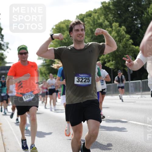 29.06.2025 - hella hamburg halbmarathon Jannik Wohlers http://msf.ph/oto/8277503 29.06.2025 10:02:15 Lombardsbrücke 1702, 1733, 2685, 2712, 2819, 3225, 3780, 3919, 5734, 6752, 7049, 7869, 7888, 8003, 8364, 8624, 8662, 8749, 9006, 9131, 9554, 9986, 10128, 10295, 10539, 11250, 11515, 11702, 11782, 11968, 12978, 13184, 13488, 13491, 13932, 14732, 15291, 15394, 15834, 15993, 16654, 17077, 17757, 17931, 17939, 18624, 19117, 19146, 19165, 19173, 19176 meine-sportfotos.de