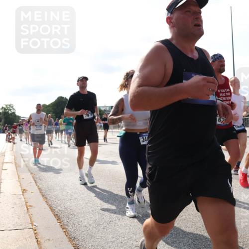 29.06.2025 - hella hamburg halbmarathon Lena Gebhardt http://msf.ph/oto/8277535 29.06.2025 09:57:54 Lombardsbrücke 1870, 7976, 244, 67, 19007, 1086, 1094, 1179, 1193, 1258, 1320, 1321, 1335, 1422, 1563, 1870, 2070, 2138, 2252, 2397, 2417, 2444, 2448, 2488, 2612, 2636, 2711, 2946, 3048, 3058, 3091, 3096, 3114, 3251, 3999, 4261, 4379, 4814, 4986, 5024, 5032, 5305, 5633, 5672, 5775, 5820, 5907, 6164, 6355, 6356, 6374, 6569, 6580, 6585, 6628, 6754, 6776, 6795, 7065, 7134, 7221, 7397, 7409, 7478, 7509, 7594, 7646, 7724, 7742, 7930, 7932, 7952, 7973, 7976, 8508 meine-sportfotos.de